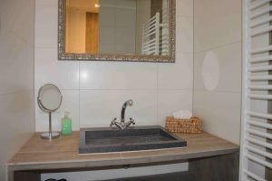 Bedstee_appartement_bed&_Breakfast_overnachten_all_inclusive_friesland_noord_nederland_woonkamer_slaapkamer